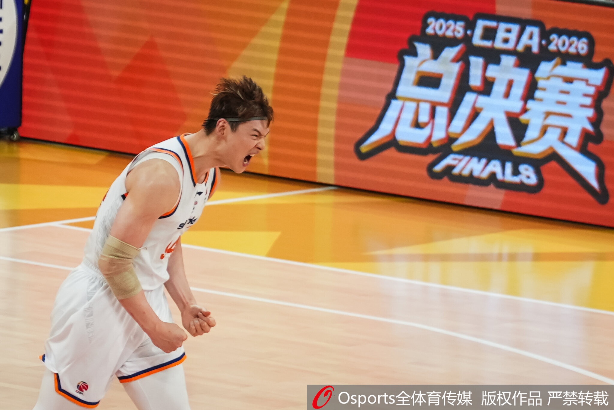 九游娱乐登录入口-王哲林：夺冠那一刻眼泪止不住掉下来 这14年我经历了太多